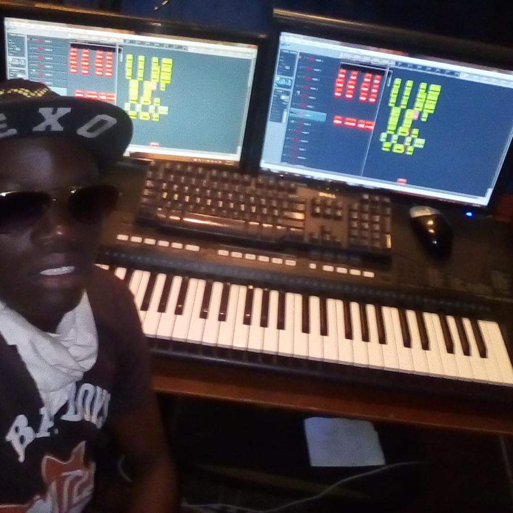 samuel_oginga's tweet photo. Getn shit outta ma damn brain. Making ma 2nd single track 'my Bugatti'get ma 1st single 'check my face'on soundcloud https://t.co/H3YALQnL23