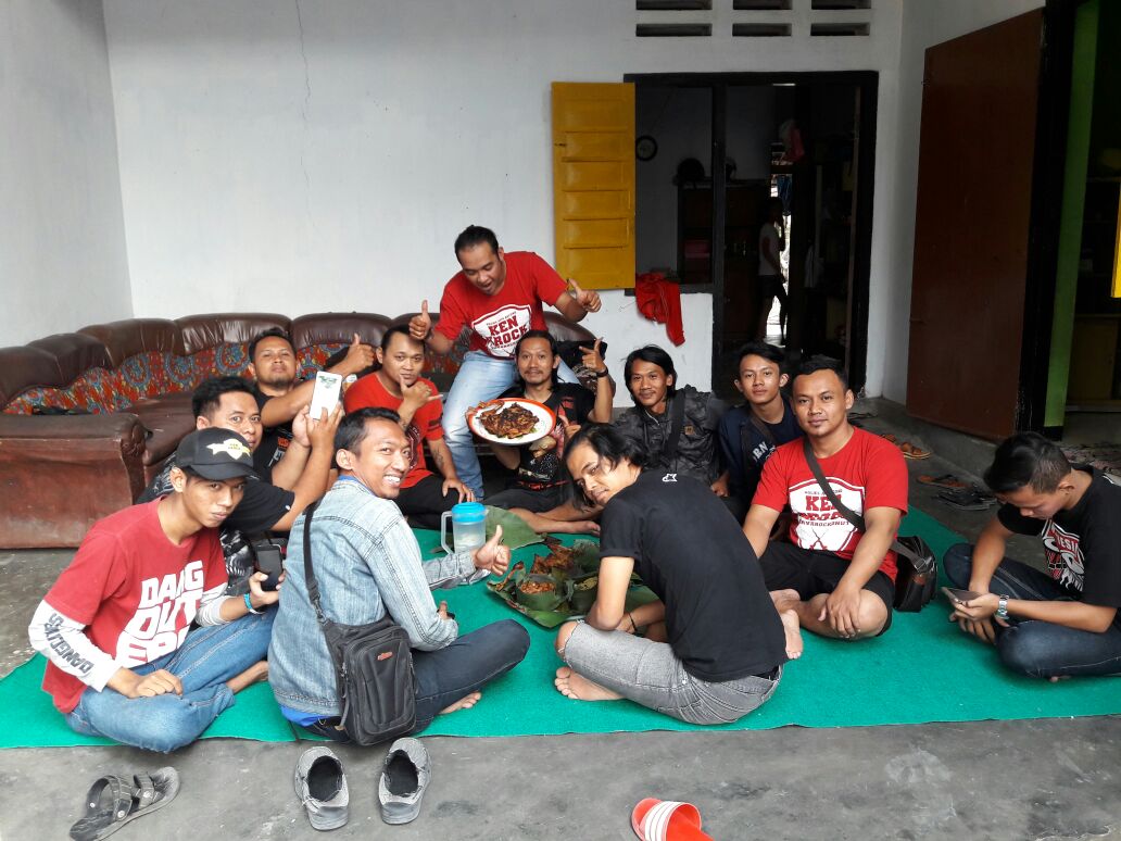 SMpro5758's tweet photo. Seduluran selawase
#kenarock
#nopromosinoparty https://t.co/Tj6OLqVHRE