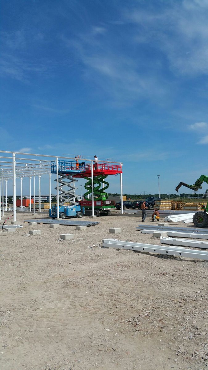 Zojuist is de eerste nok geplaatst op de  #onderzoek kassen <a href="/Demokwekerij/">DemokwekerijWestland</a>  <a href="/WorldHortiCentr/">World Horti Center</a>! (Dat is eigenlijk pannenbier toch?)