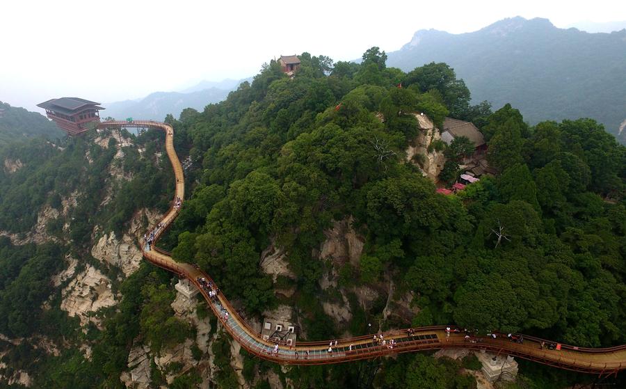 ChinaDaily's tweet photo. Do you dare to walk on the plank road on the #cliff of Shaohua #Mountain in Northwest China's Shaanxi province? https://t.co/6s7pYjY5c6 https://t.co/D97ej8aLCV