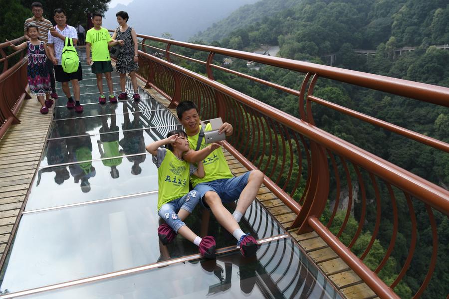 ChinaDaily's tweet photo. Do you dare to walk on the plank road on the #cliff of Shaohua #Mountain in Northwest China's Shaanxi province? https://t.co/6s7pYjY5c6 https://t.co/D97ej8aLCV