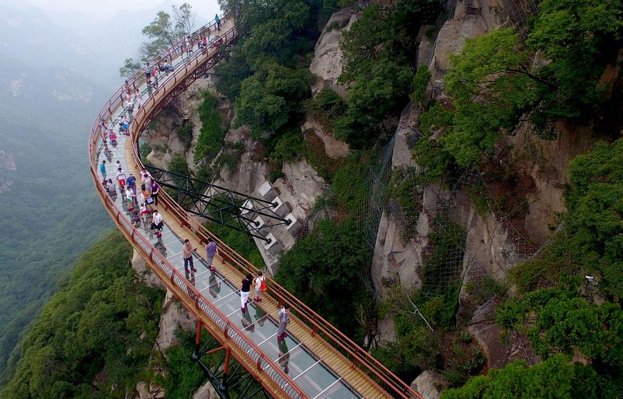 ChinaDaily's tweet photo. Do you dare to walk on the plank road on the #cliff of Shaohua #Mountain in Northwest China's Shaanxi province? https://t.co/6s7pYjY5c6 https://t.co/D97ej8aLCV