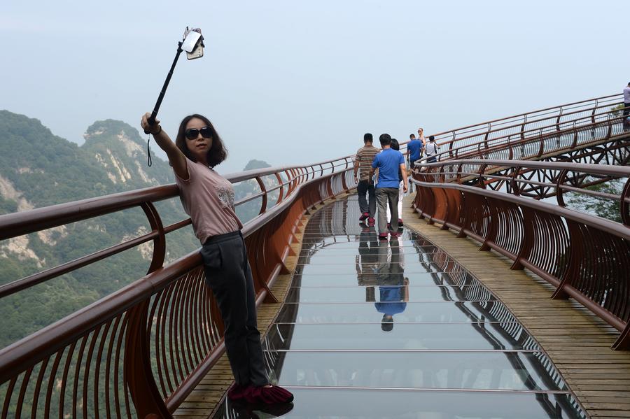 ChinaDaily's tweet photo. Do you dare to walk on the plank road on the #cliff of Shaohua #Mountain in Northwest China's Shaanxi province? https://t.co/6s7pYjY5c6 https://t.co/D97ej8aLCV
