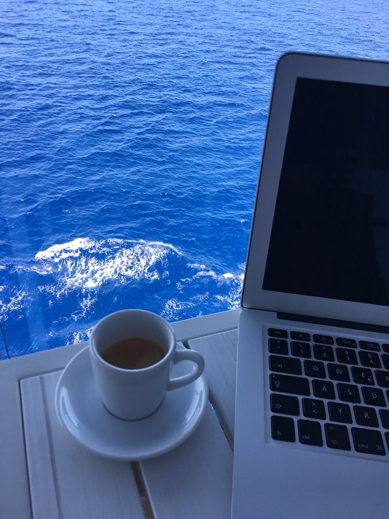frankzdeluxe's tweet photo. Nennen wir es #WellnessWork - Ich schreib mein neues Buch zu Ende😇👍🍹#DieWinnetouStrategie @tuicruises @Presse_GTVH #LifeisGreat @frankfurter https://t.co/YMkG5G1xRk