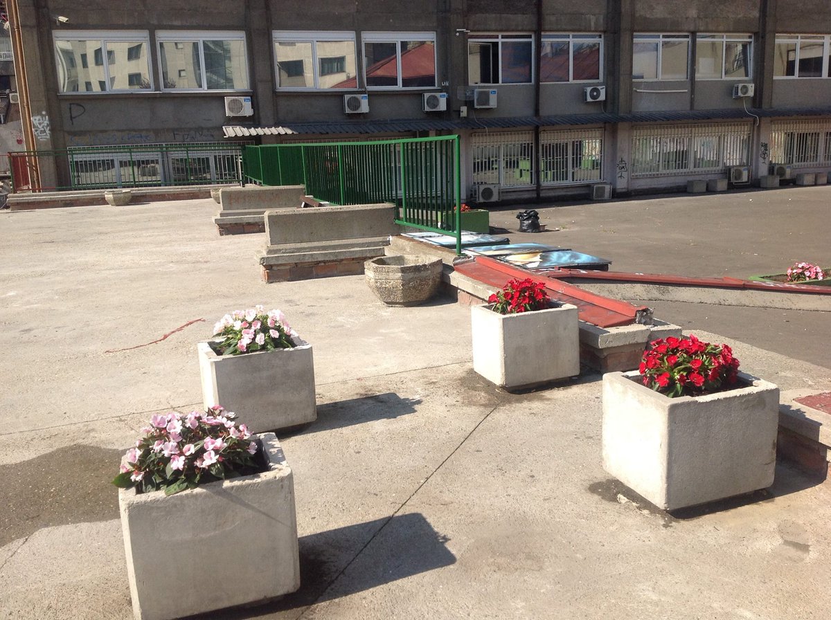 zgrada68b's tweet photo. Akcija ''Komšije za svoj kvart''. Sređivanje međublokovskog prostora (Bulevar despota Stefana 68b i Vojvode Dobrnjca)
#GradBeograd #Palilula https://t.co/3iwFsrrF1w