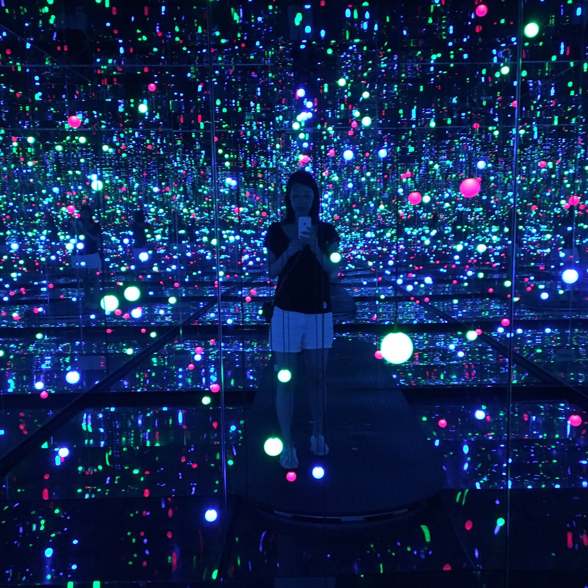 yulingdesigns's tweet photo. Infinite possibilities. #yayoikusama #art #installation #singapore #nationalgallery #sgloveskusama #explore #inspiration #worldofyuling https://t.co/Xw40hS6dPL