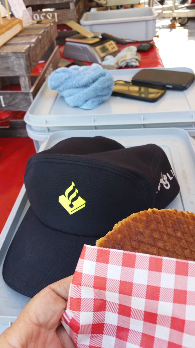 B_Visschedijk's tweet photo. Op weg ri #hermandad #enschede en bijkletsen op de markt, v Heekplein,  #marktpraat #wijkagent #politie https://t.co/rBn5MbfcrS