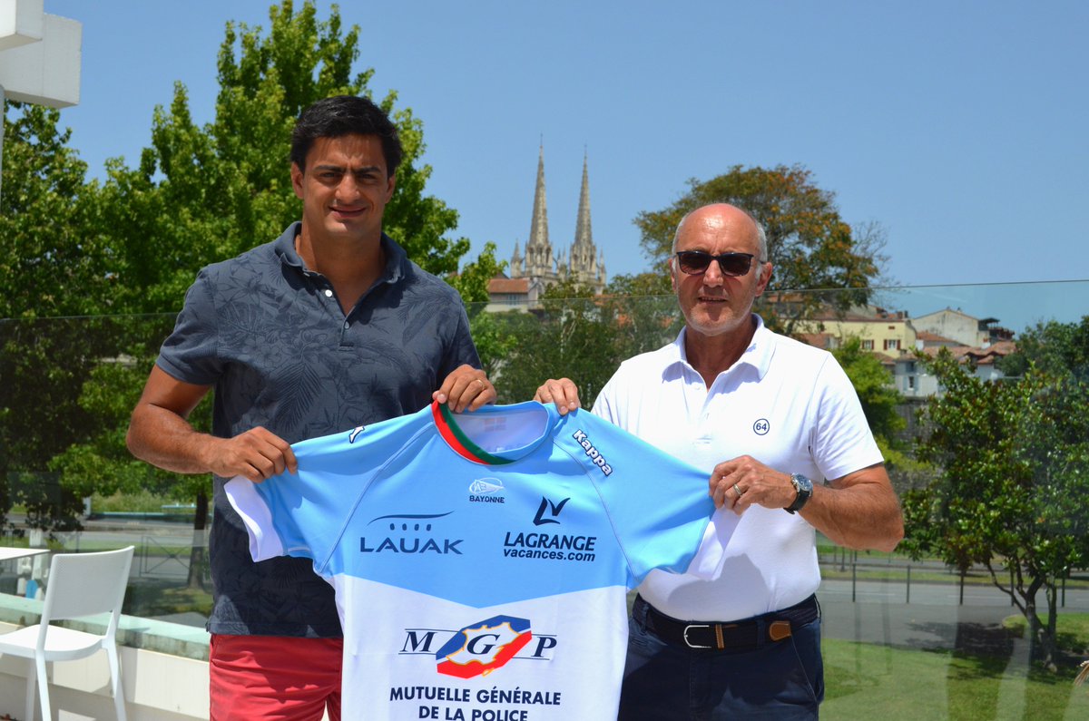avironrugbypro's tweet photo. C'est en présence de C.Sarramagna que @tinbustosmoyano a immortalisé sa prolongation en ciel et blanc jusqu'en 2019. Félicitations Martin ! https://t.co/oaeLvzLhyF