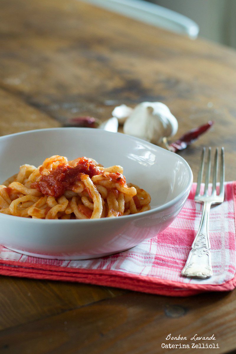 Un piatto di #pici all'aglione e il pranzo è servito! Pochi ingredienti e farina #GranPasta di <a href="/MolinoQuaglia/">Petra Lafarina</a> 💙 #futuropetra #petralafarina
