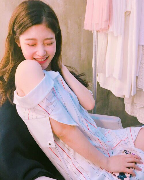 caejung's tweet photo. @WeGotLoves I want u pick me up~ https://t.co/NUd0qRLvTw