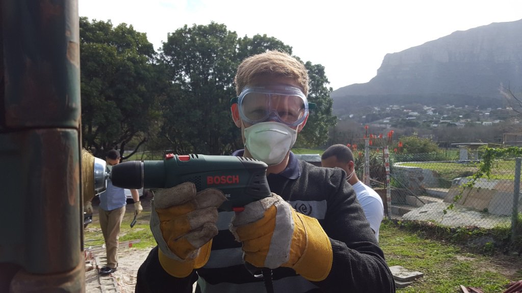African_EduWeek's tweet photo. The EduWeek team spent 67 minutes at DARG today assisting with maintenance. #EduWeek17 #MandelaDay #67Minutes #DARG #dogood https://t.co/zj2EyLBZZ7