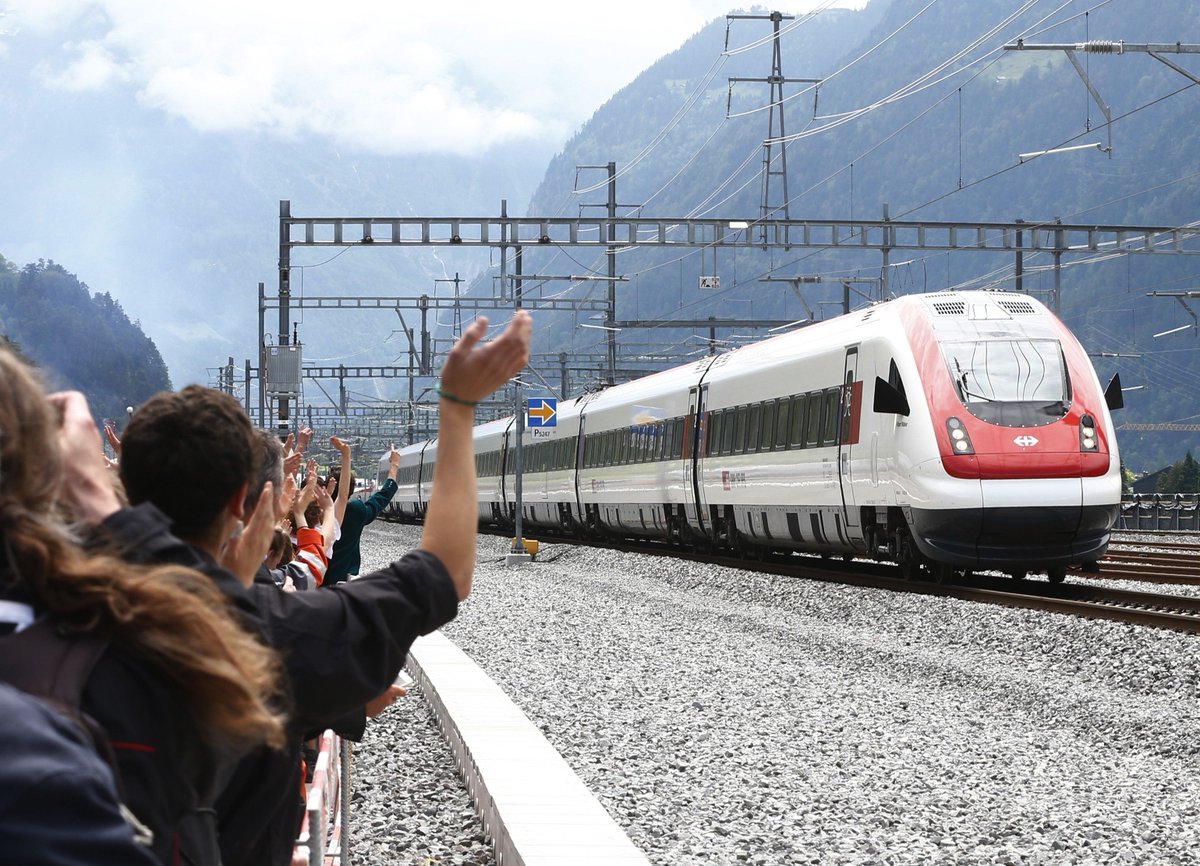 Davos's tweet photo. India is rolling out trains with solar-powered coaches that’ll save thousands of litres of diesel https://t.co/rVnhSNRCVc https://t.co/19P098WbSr