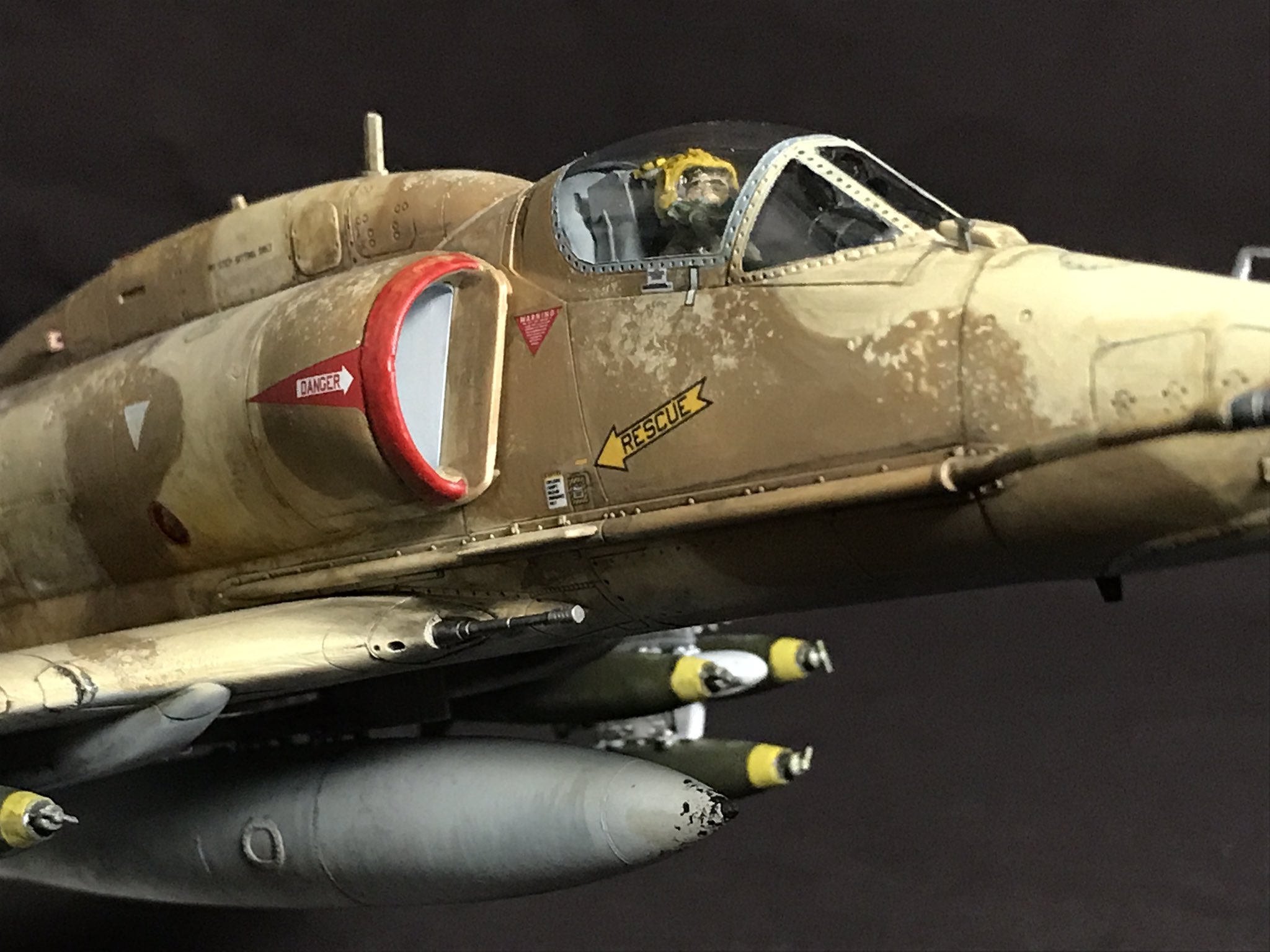Kuranny No Twitter ハセガワ クリエイターワークス エリア A 4mスカイホーク グレッグ ゲイツ 完成しました 砂漠の前線基地 傭兵達のお財布事情的なものを想像して 汚しは部分的に強弱を意識し チグハグなパッチワークみたいな仕上がりを目指してみました