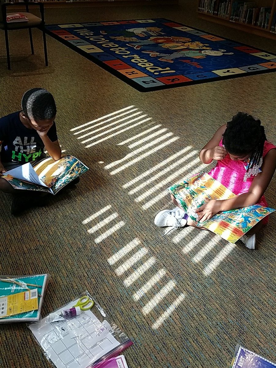 MrsRobbins24's tweet photo. Its a great day for a good book! #vbhasjoy @OrganicLeaderVB @hollorans https://t.co/iUSEu17acf