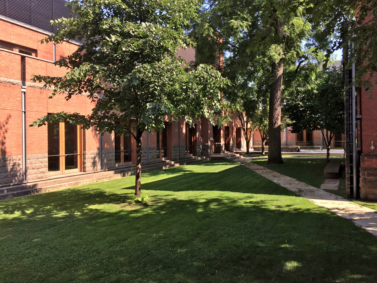 alexbozikovic's tweet photo. On @MetroMorning, @MattGallowayCBC asked me for hidden gems of #Torontoarch. Here's one: Woodsworth College, Barton Myers and KPMB, 1992. https://t.co/xP9zMIjUig