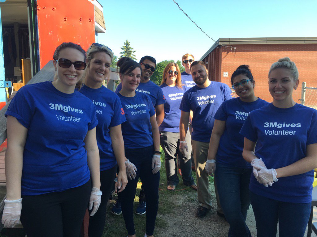 MicheleMcKenzi3's tweet photo. No better way to start the day..thanks @3M_Canada helping @luso_london @unitedwaylm breakfast program https://t.co/D2RJjmBsUk