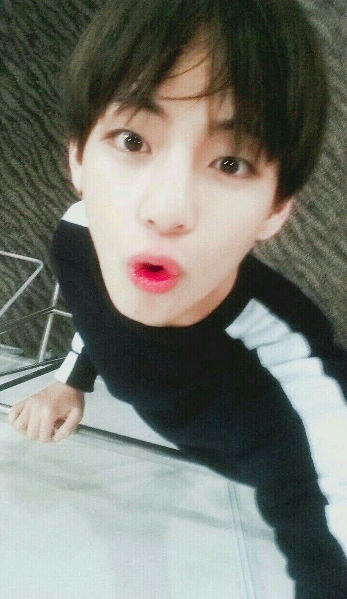 MFUTaehyung's tweet photo. ya I am V and i'm here to take your 👀 https://t.co/AncNExKflQ