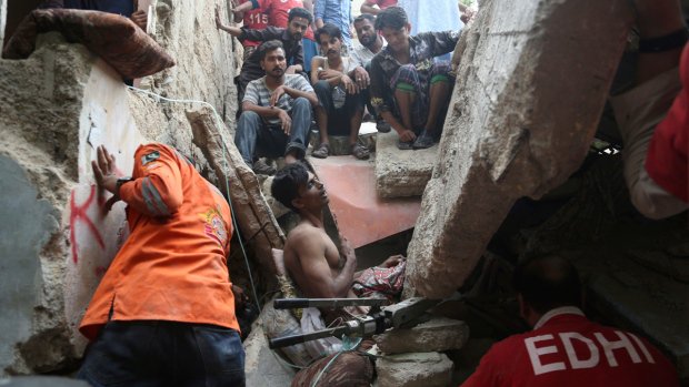 CTVNews's tweet photo. Building in Pakistan collapses, killing at least 5 residents https://t.co/D2y2Jt2yRI https://t.co/1FgeKLlARH