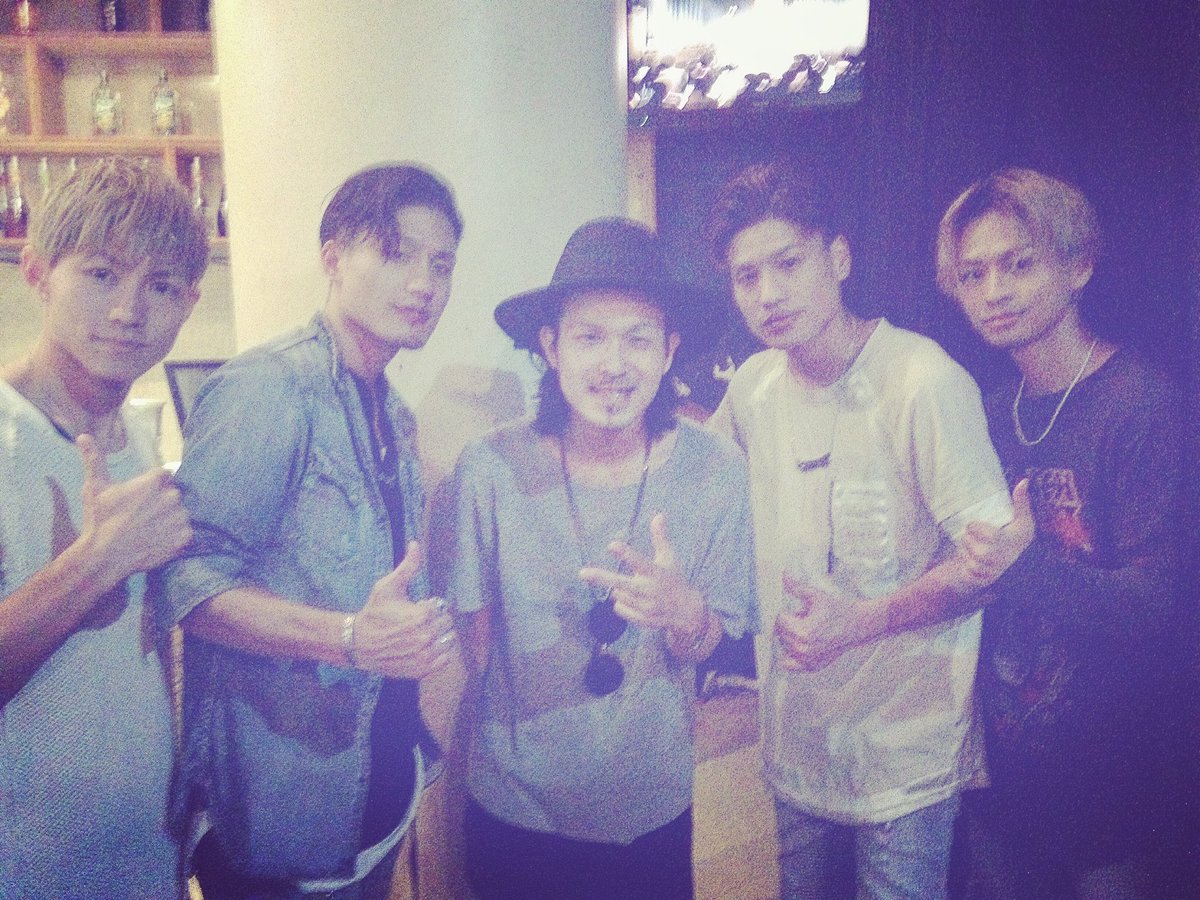 rb_SUZUKI's tweet photo. wit' FREAK!!
昨日の"FRESH RHYTHM"にて!🎶
#フレリ #UTALABO #VUENOS
#shibuya #tokyo #JPN #RnB
#FREAK福岡 #写真ブレまくり
#ただ彼らの音楽はブレない
#ファンの皆さん伊藤兄弟の見分け方教えて https://t.co/y2mS1LgK7f