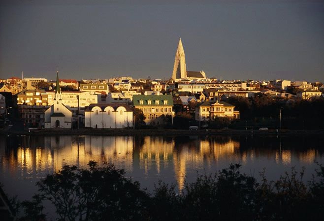 Travel2Iceland's tweet photo. Looking for a #foodie experience in Reykjavik? Check our unique ideas including a pub crawl and chocolate tasting. https://t.co/84ZEmabW99 https://t.co/0ZXDoToA3H
