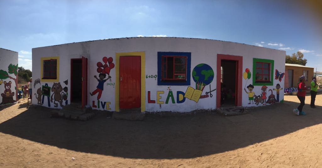 GrootFM's tweet photo. Die 'before' en 'after' foto's van ons 67 minute vandag vir Sinah Maleka se Angels of Grace Day Care Centre #Madibadag2017 https://t.co/ZqUlDken3w