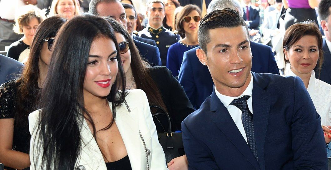 realmadridnote's tweet photo. Otro gol de Cristiano Ronaldo: el mejor jugador del mundo el embarazo de Georgina Rodríguez https://t.co/ugCWF0tsPK https://t.co/WbbJQ1g27R