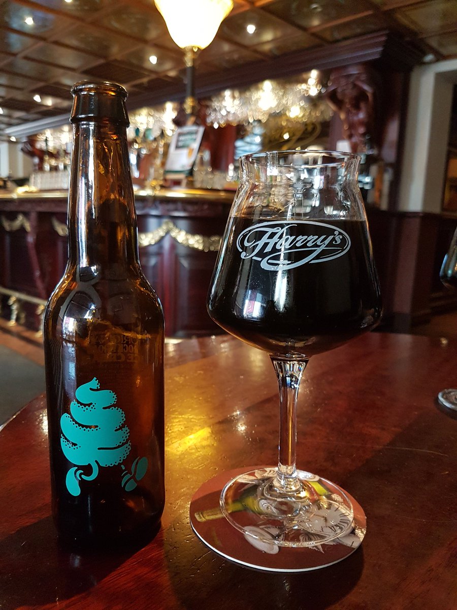 Flowhisto's tweet photo. Time for an afternoon ice cream! Rocky road in a glass. #craftbeer https://t.co/DziEEQuN6f