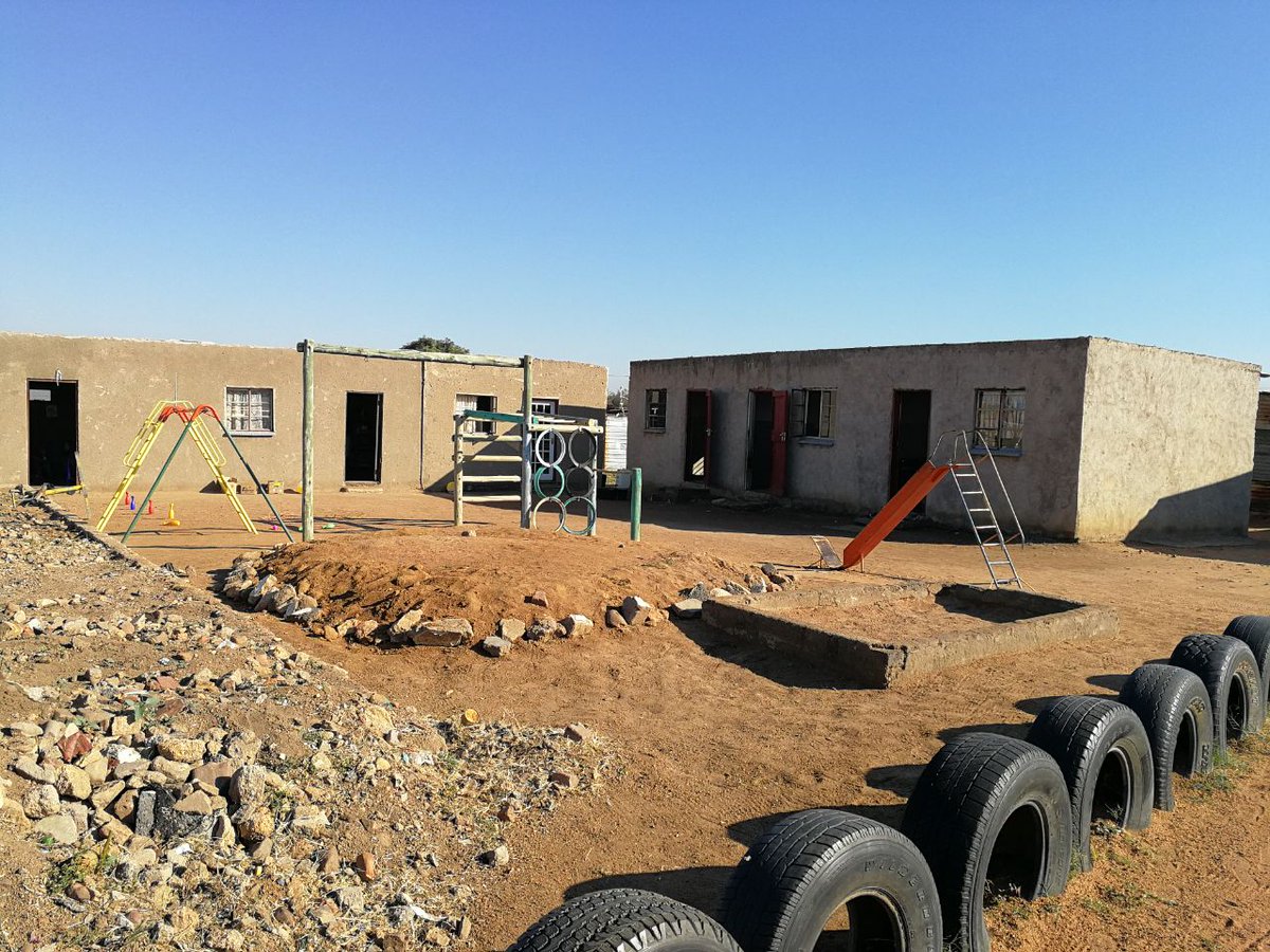 GrootFM's tweet photo. Die 'before' en 'after' foto's van ons 67 minute vandag vir Sinah Maleka se Angels of Grace Day Care Centre #Madibadag2017 https://t.co/ZqUlDken3w
