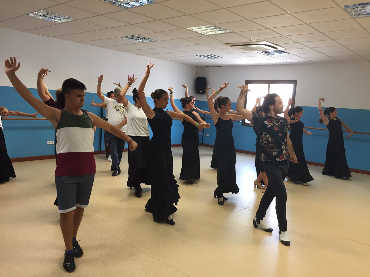 losedelflamenco's tweet photo. hoy masterclass por alegrías en los cursos "encuentro Internacional de Guitarra" #PacodeLucía #Algeciras #CampoDeGibraltar #flamenco #world https://t.co/mxtOa9otwV