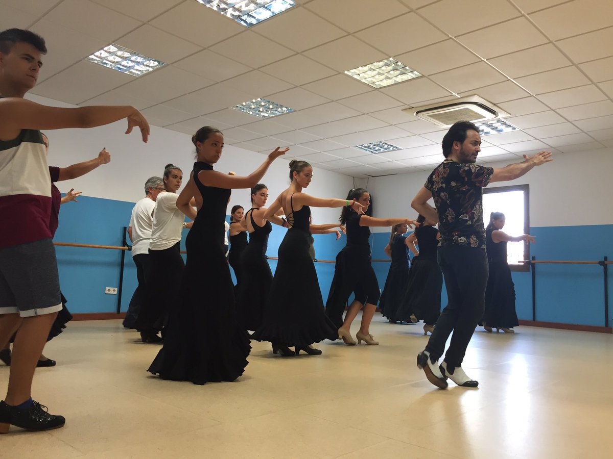 losedelflamenco's tweet photo. hoy masterclass por alegrías en los cursos "encuentro Internacional de Guitarra" #PacodeLucía #Algeciras #CampoDeGibraltar #flamenco #world https://t.co/mxtOa9otwV