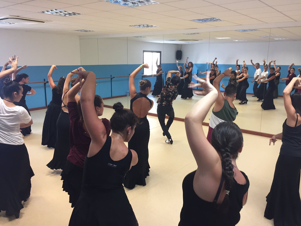 losedelflamenco's tweet photo. hoy masterclass por alegrías en los cursos "encuentro Internacional de Guitarra" #PacodeLucía #Algeciras #CampoDeGibraltar #flamenco #world https://t.co/mxtOa9otwV