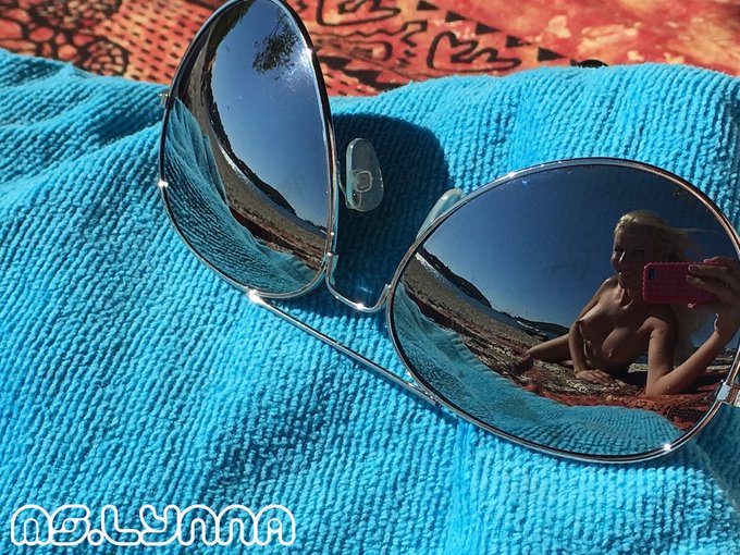 My mirrored sunglasses :-) https://t.co/CCV4PXxVWb<a href="/tag/camgirl"class="tags"><span>#camgirl</span></a><a href="/tag/skype"class="tags"><span>#skype</span></a>