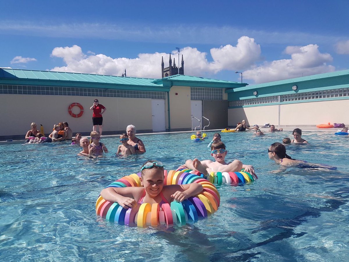 Sun is shining @NewCumnock @NewCumnockPool is looking great so why not pop down in this gorgeous weather! @EastAyrshire