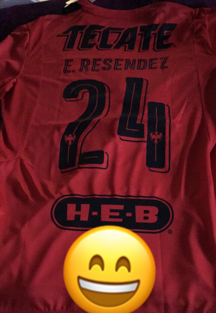 DanielitaSPA's tweet photo. Ya cayó unooo @ERS18 y sigue el mío.. #Eljerseydelrostro #Rostro #Rostri #Rostro #Carlitos #CarlosAlejandro jajajaj https://t.co/mCtM9zuZgL