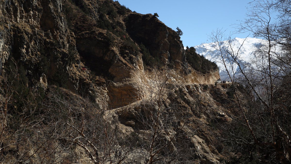 teaexplorerfilm's tweet photo. A new road through the Kali Gandaki Gorge in Upper Mustang. At one time the tea caravans travelled the valley bottom on the way to Kathmandu https://t.co/69SVY4AK5e