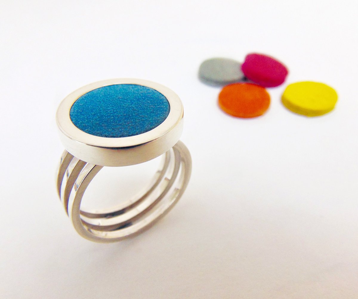 NaomiDJewellery's tweet photo. My new Silver and leather ring. Choose your colour! #summerfashion #devoncrafts #devonlife https://t.co/2UPf1SB8Ny