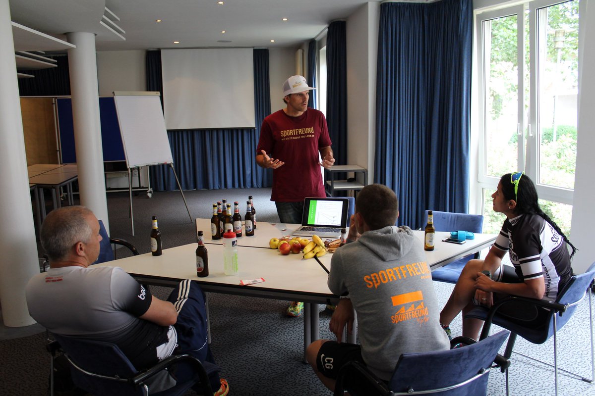 TriBundesliga's tweet photo. Trainingslager für den Triathlon in Tübingen: @Bitburger verschaffte drei Triathleten ein Training mit #svenjabazlen und #danielunger. Topp. https://t.co/Ll80azaFeK