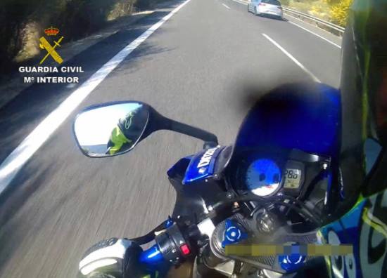 AutoBildspain's tweet photo. 🔴🔴 Dos motoristas a casi 300 km/h en la autovía del Noroeste. Perdieron su cámara y la Guardia Civil les cazó.  https://t.co/Mu0O1sZ6R8 https://t.co/9glO8InVzg