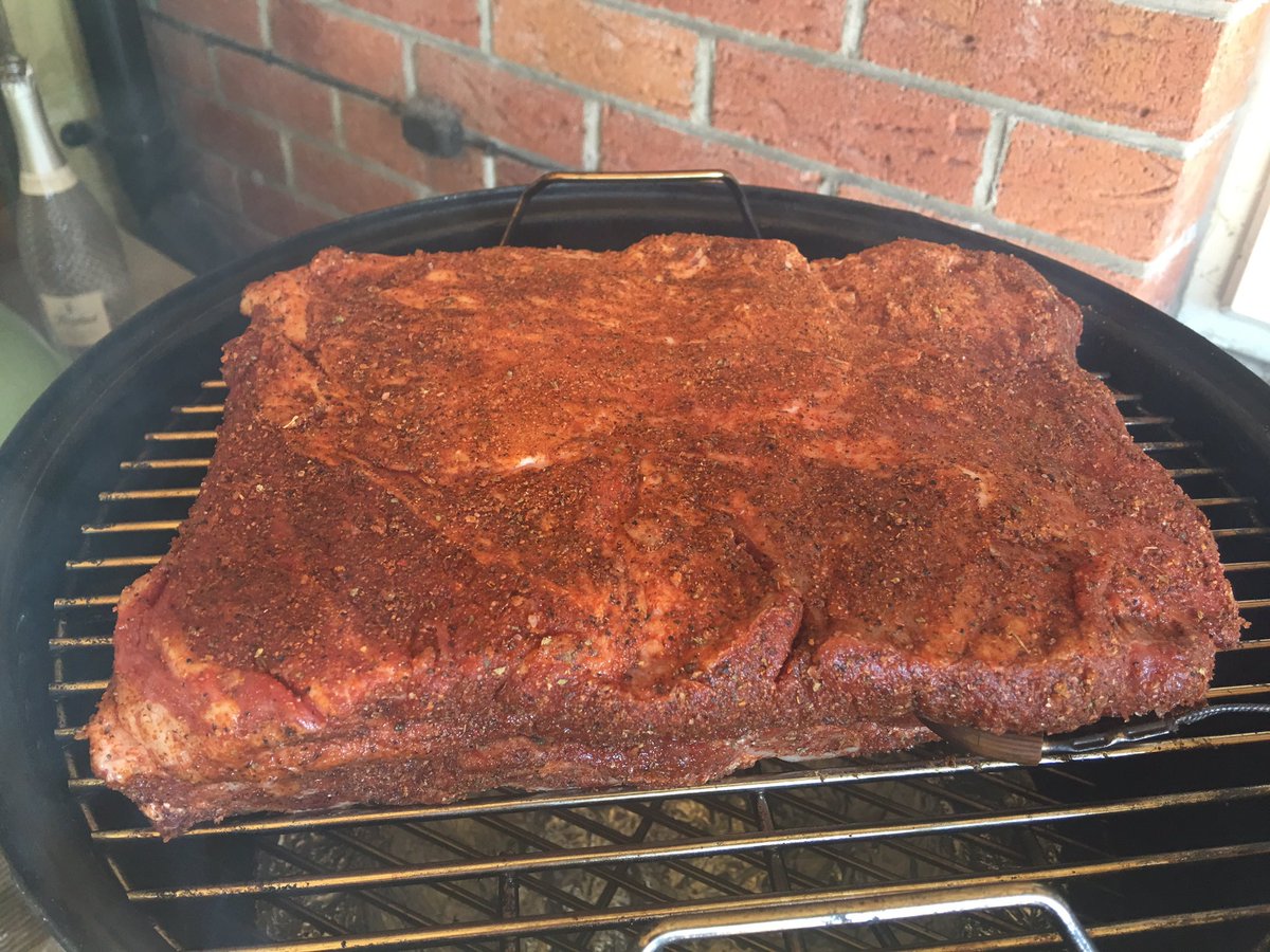 onlyslaggin's tweet photo. #JacobsLadder from @MeatMerchantMoi on @Weberbarbecues #WSM since 10am this morning rubbed in @AngusandOink #MooMami https://t.co/PrKv3rCExb