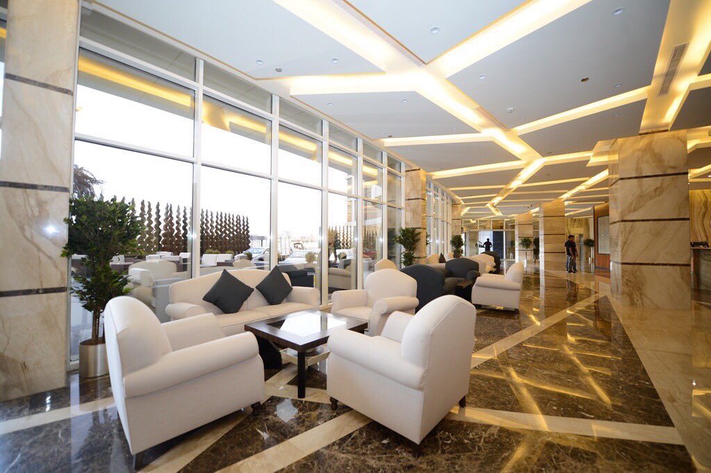 SaudiProject's tweet photo. إنجاز اول فندق (خمس نجوم) بـ #خميس_مشيط بمنطقة #عسير تحت إدارة شركة كريستال العالمية ، ويضم 120 غرفة و20 جناح ونادي صحي متكامل ومطعمين مُطلة https://t.co/cC0RmsRkxx