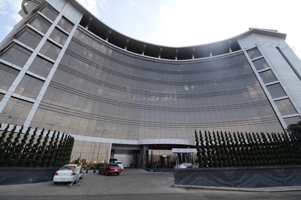 SaudiProject's tweet photo. إنجاز اول فندق (خمس نجوم) بـ #خميس_مشيط بمنطقة #عسير تحت إدارة شركة كريستال العالمية ، ويضم 120 غرفة و20 جناح ونادي صحي متكامل ومطعمين مُطلة https://t.co/cC0RmsRkxx