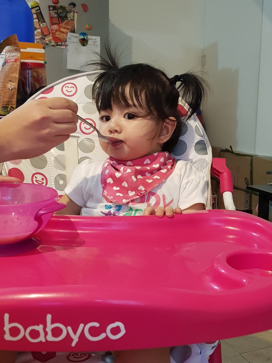 BabyBikBik's tweet photo. Eating in style https://t.co/BOR5ZoOQVB
