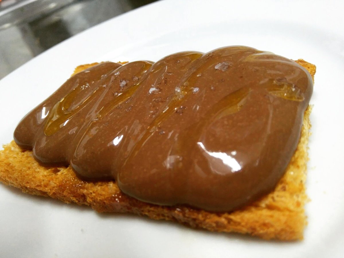 ¿Dulce o Salado? 🤔 Noooo. ¡Dulce y salado! 🍫🍞👌😊 Pan con aceite, sal y chocolate #postre #sugerenciasemanal #menu #formula #mediodia 📋