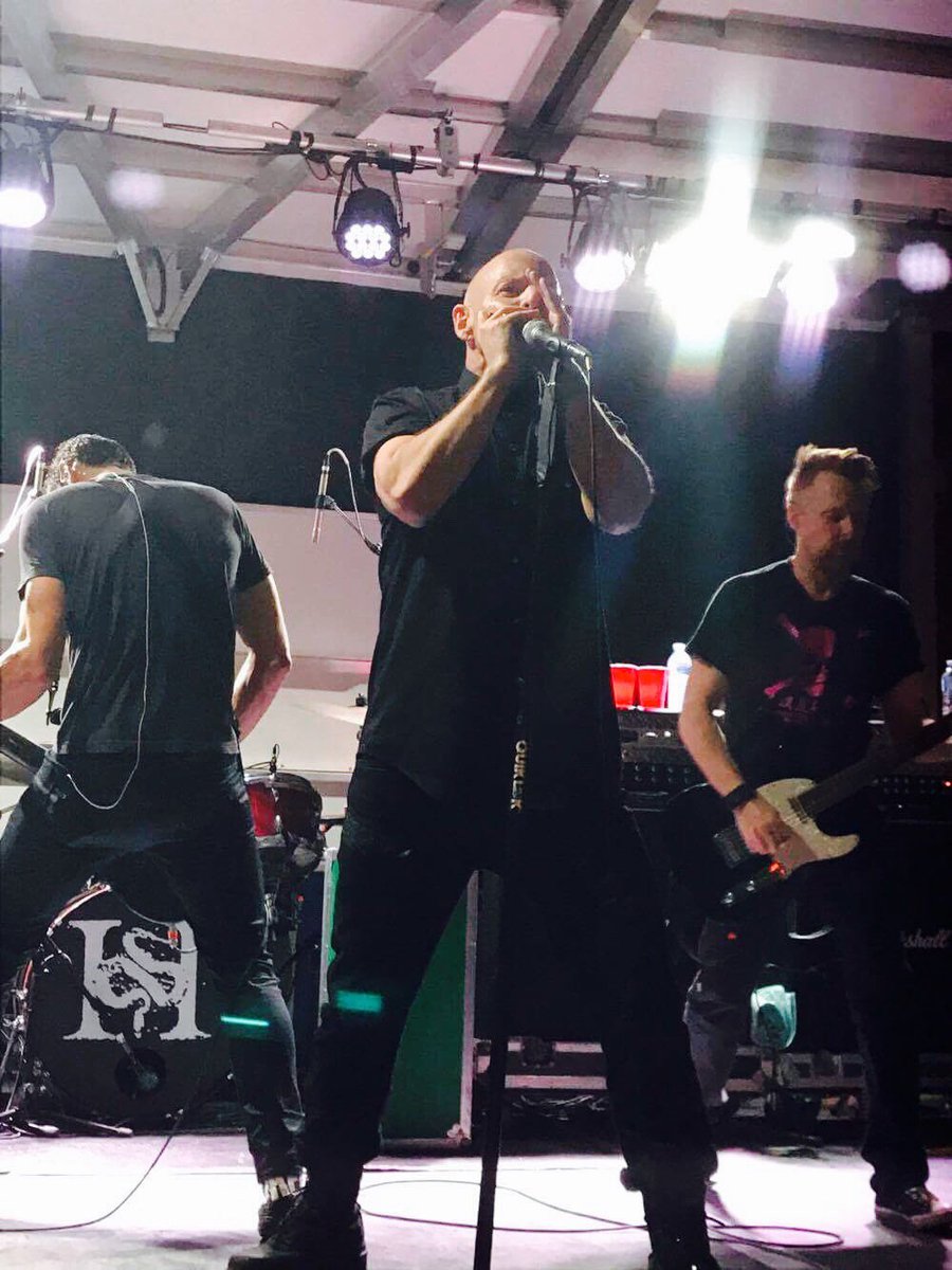 TrinaCAWood's tweet photo. #harpmaster @realhughdillon &amp; @theheadstones #playinglittlearmyinthestreets 🇨🇦🎤🎸🎶🔥☕️💀#straightouttacobden https://t.co/zHiti72MYS