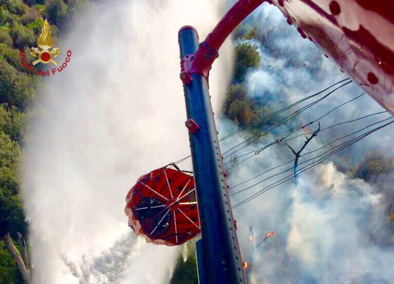 vigilidelfuoco's tweet photo. (18lug-16:00) Sono in corso 563 interventi da parte delle squadre #vigilidelfuoco. 318  riguardano incendi di vegetazione https://t.co/o4063skF5E