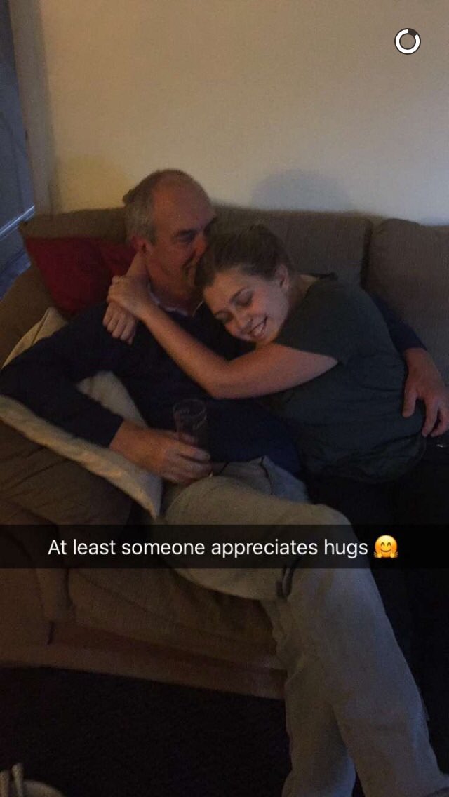 NomiFflur's tweet photo. Penblwydd hapus i Dad heddiw! Caru ti 💕🍾🎉🎁6️⃣0️⃣ https://t.co/fNXZ018qMg