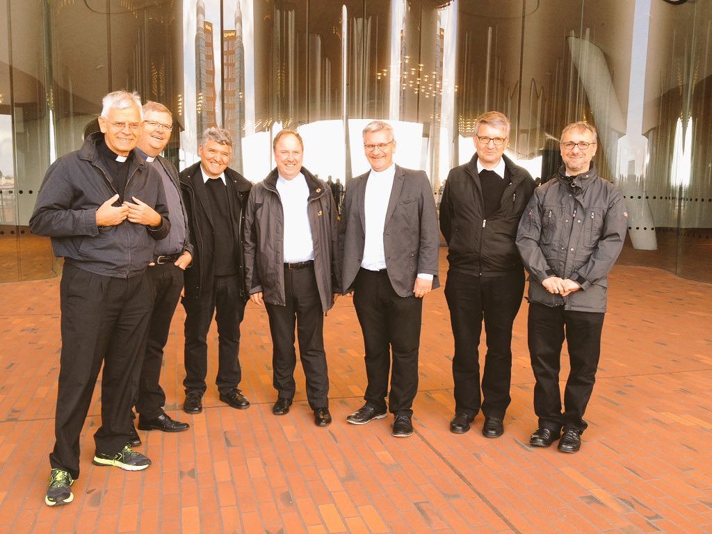 ElEntusiasmado's tweet photo. Con diferentes obispos alemanes en la Filarmonía del Elba en Hamburgo! https://t.co/kQMqoc79dv