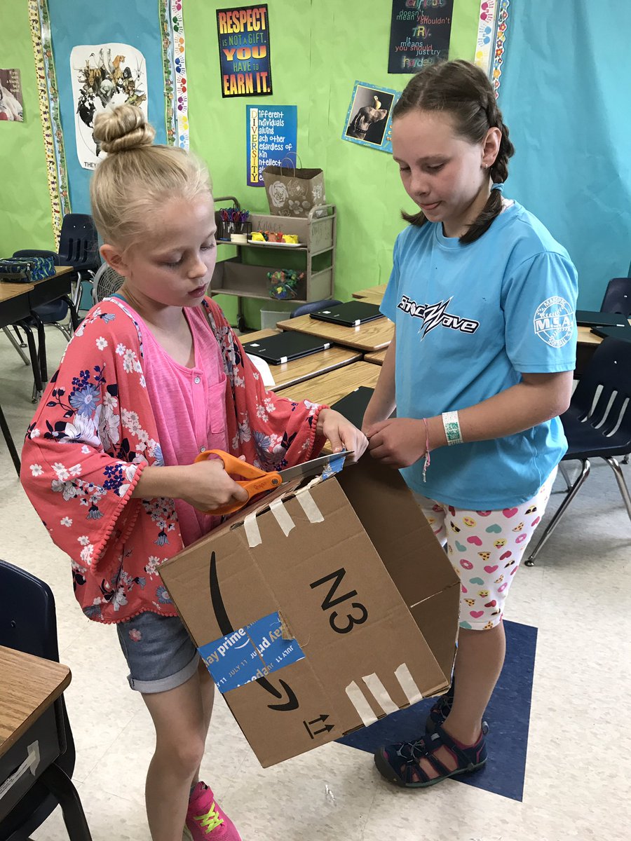 RyanBrood4's tweet photo. Creative Chaos @ #arstemcamp2017!!! @TZiegelhofer @ARPanthers #cardboardcarnival https://t.co/Ls6bADzC0M