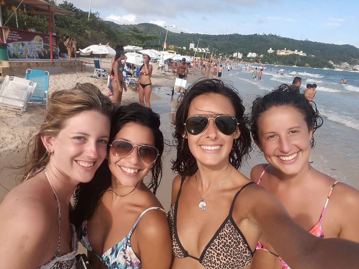 lucicolomba's tweet photo. Así si. Felices las 4!! #SummerForever @MaurerLara @aguiarsol https://t.co/0pLyiMP4qu
