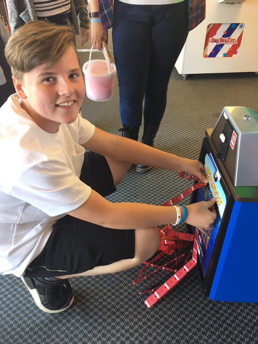 BDOWestwood's tweet photo. #1000tickets #winner #llandudno #BDO2017 https://t.co/XFPvHwSweJ